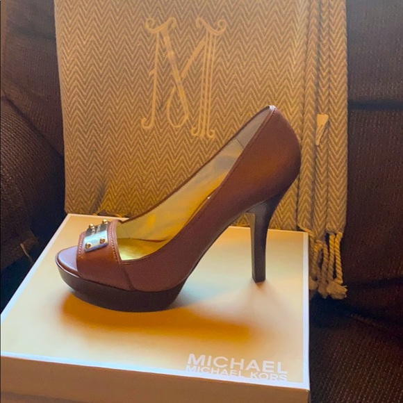 Michael Kors Leather Classic Platform - Picture 1 of 6